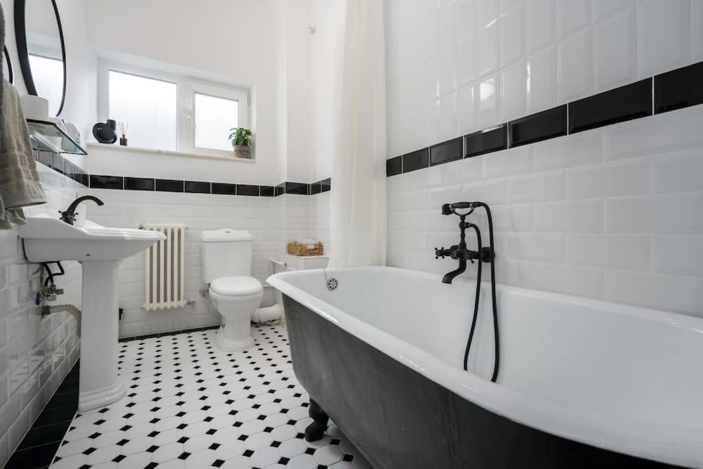 Exquisite Art Deco 2Br Apartment Prime Location Bucharest Luaran gambar