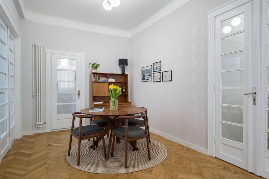 Exquisite Art Deco 2Br Apartment Prime Location Bucharest Luaran gambar